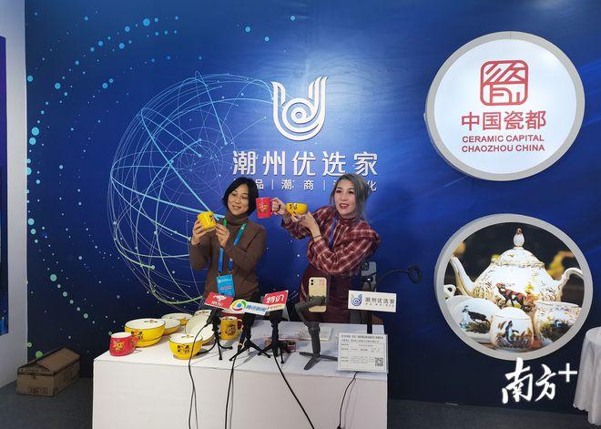 于桌子上的日用陶瓷,向镜头前的网友们介绍产品特点,推广潮州知名品牌